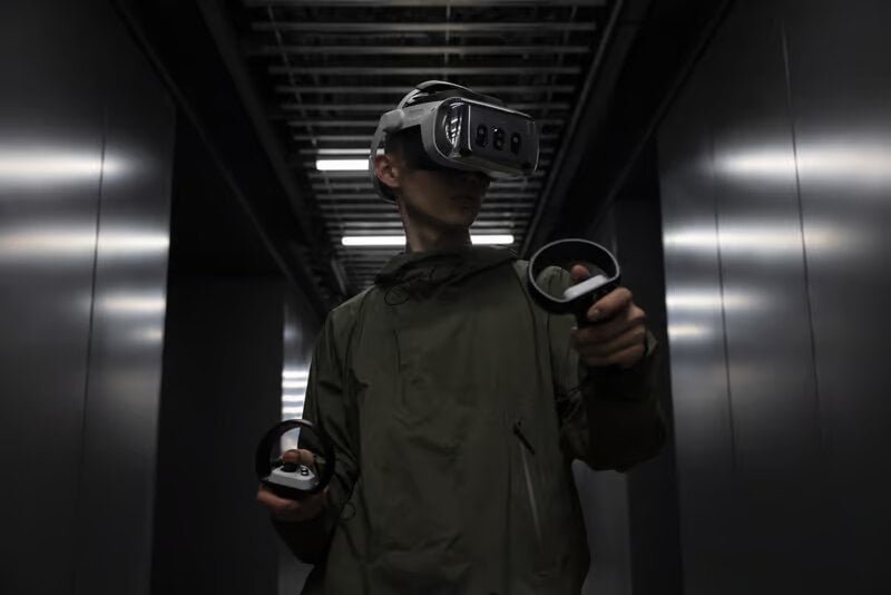 Varjo XR-4 con controladores Razer